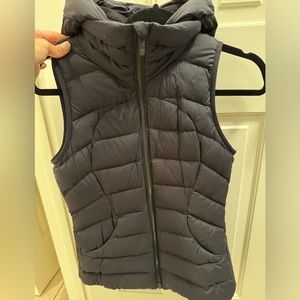 Lululemon Pack it down puffer hooded vest size 4, in great condition